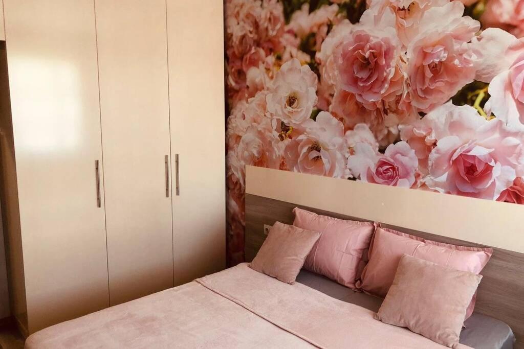 Lovely 3-Bedroom Apartment For 7 Ppl At The Centre Varna Exterior foto